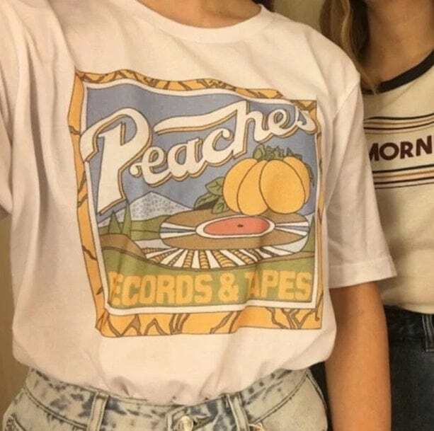 Retro Peaches Y2K Graphic Tee - Cute Oversized Aesthetic Shirt