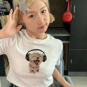 Y2K Fashion Cat with Earphones Tee - Cute Graphic Shirt for Aesthetic Lovers